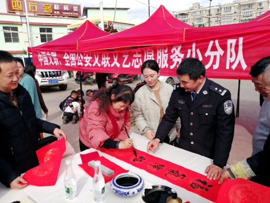 志愿者走上街头，为群众写春联，送祝福。.jpg