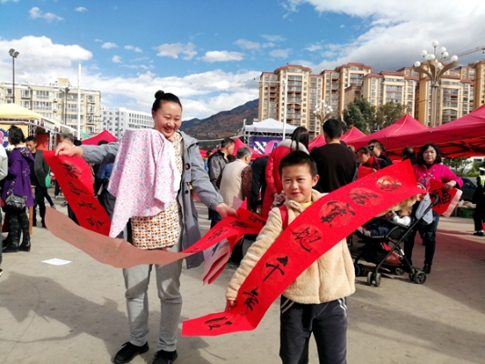 母亲带着孩子写春联，感受春节，感受年味。.jpg