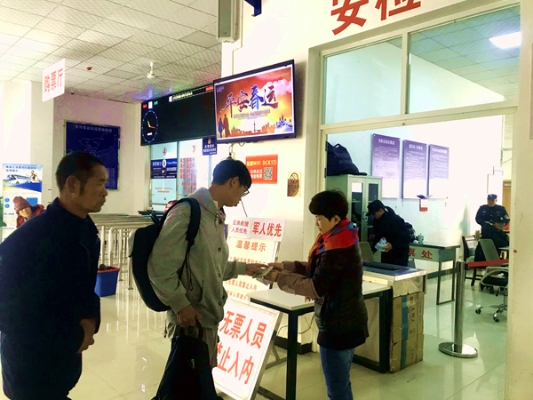 回家的路上，有人守护，平安春运，阖家团圆。.jpg