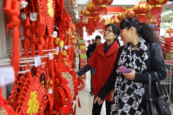 到超市选购满满的年货，饱含了希望来年红红火火、吉祥如意的美好期盼。.jpg