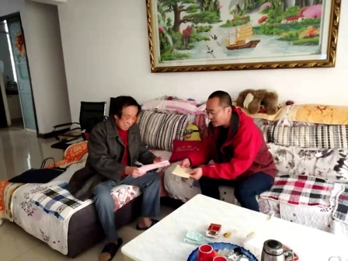 区纪委书记、区监委主任刘彬同志到退休老干部家中走访慰问邱松_副本.jpg