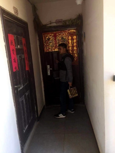 纪检监察干部带着慰问品来到移民新区韩顺东_副本.jpg