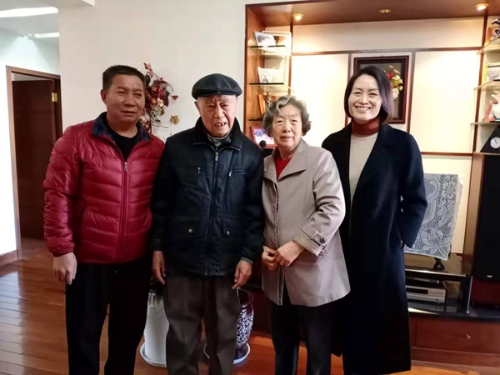 纪检监察干部们前往老干部家中，了解老干部们生活是否安康，邱松1_副本.jpg