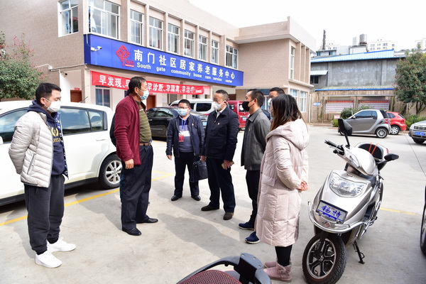 检查组深入南门社区了解重点对象排查情况.jpg