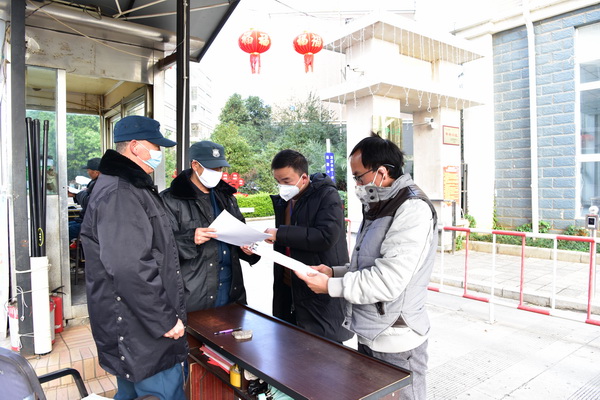 检查组深入小区了解基层联防情况.jpg