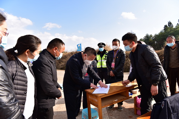 检查组了解二级公路路口过往车辆登记、宣传情况.jpg