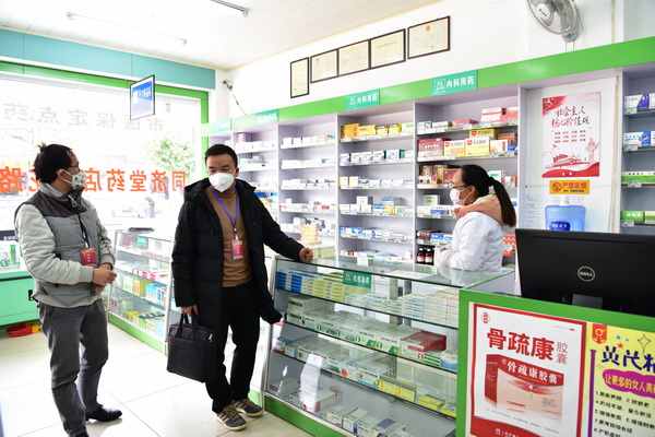 检查组深入药店了解医用商品情况.jpg