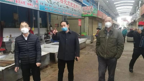 1.区纪委监委主要领导督促检查农贸市场疫情防控工作.jpg