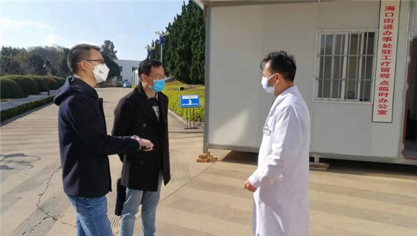 2.督查检查组在疫情防控一线检查留观点医务人员工作情况。.jpg