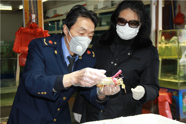 6.区市场监督管理局工作人员在海鲜市场开展执法检查.jpg