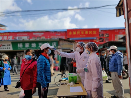 7.福海社区卫生服务中心医务人员对辖区农贸市场出入人员开展防疫检测.jpg