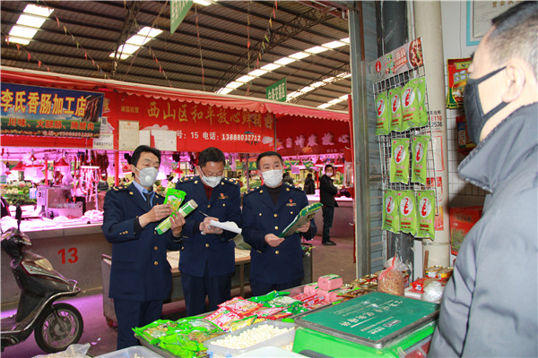 9.区市场监督管理局工作人员对农贸市场开展市场价格监督检查.jpg