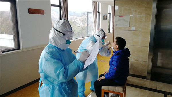 10医护工作者在疫区留观点对来昆人员疑似病人进行标本采样.jpg