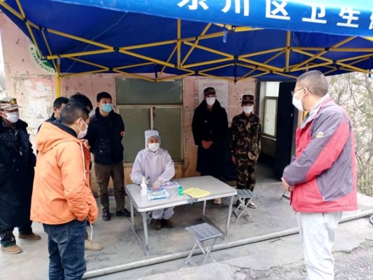 督查组深入因民镇燃薪厂道路检查点就人员值守和对过往人员、车辆检查登记情况进行督查微信图片_202001302151242_副本.jpg