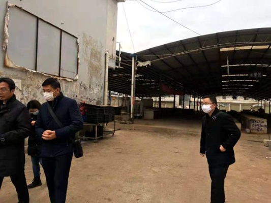 督查组到农贸市场对活禽宰杀、水产品、肉类销售区等区域消杀工作落实情况进行监督检查微信图片_20200131102143_副本.jpg