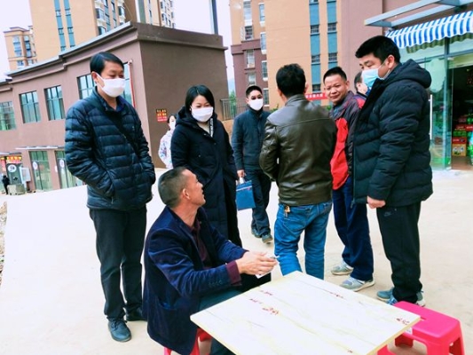 在检查过程中，督查组对聚集在一起打牌娱乐的群众进行劝离，微信图片_202001302207343_副本.jpg