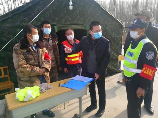 1. 徐斌书记带队到牛栏江镇水海村委会劝返点详细查看村口应急值守、宣传措施、返乡人员登记等情况.jpg