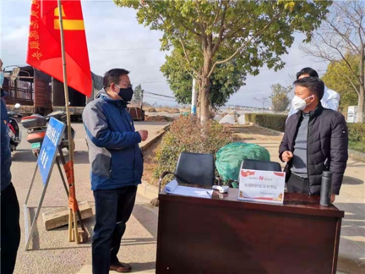 3.疫情就是命令，防控就是责任。春节期间，嵩明县纪委县监委每日派出2个疫情防控监督检查组，坚决按照“抗击疫情工作推进到哪，监督保障就跟进到哪”的要求，持而不息强化疫情防控监督检查。图为检查组到杨林镇官渡社区村口排查点查看疫情防控工作开展情况（李静芳）.jpg