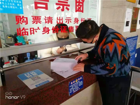 8.新冠疫情防控，嵩明纪检监察干部到客运站督促检查异地旅客售票登记情况（苏丹）.jpg