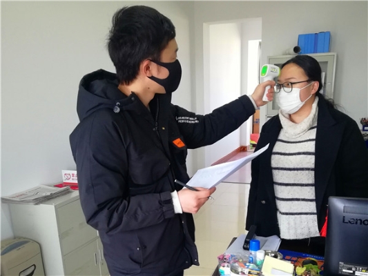 11.办公室对检查返回人员进行体温测量和登记.jpg