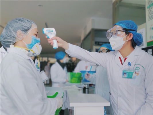 1.西山区福海社区卫生服务中心医务人员上岗前相互检测.jpg