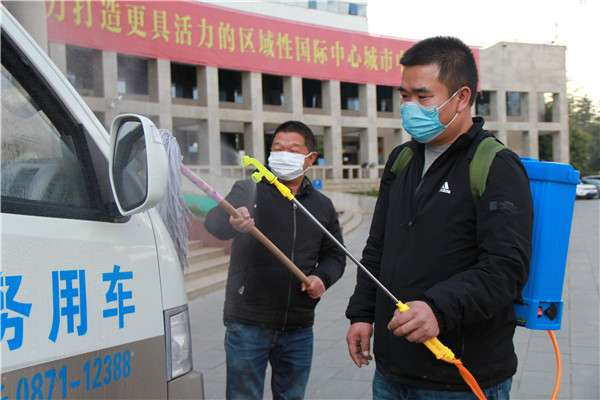 2.区机关事务管理局车队工作人员为外出运输物资车辆消毒.jpg
