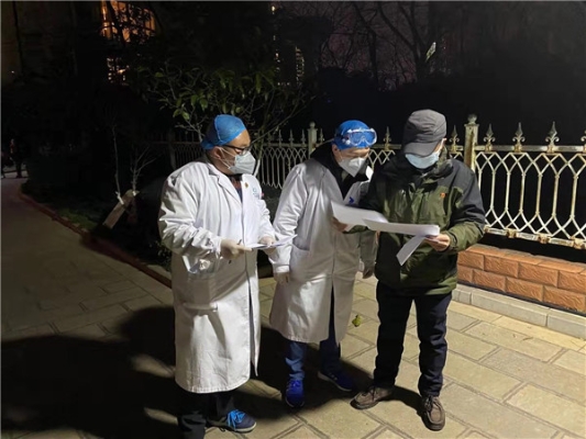 4.金碧社区卫生服务中心值班人员在小区的路灯下排查疫情信息.jpg