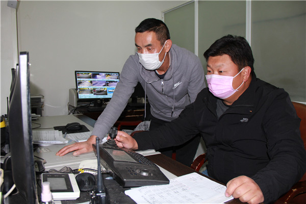 7.工作人员监控出入政府车辆，严格落实消毒制度.jpg