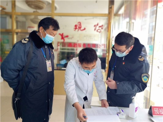 9.区卫生健康局工作人员检查昆明大观医院的预检分诊情况.jpg