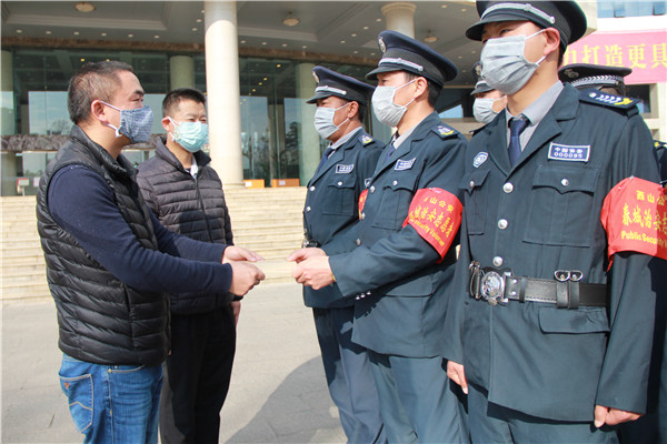 9.慰问防疫一线安保.jpg