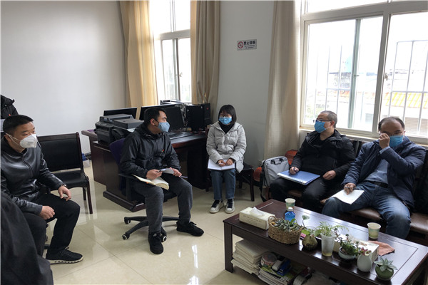 区纪委书记钱德剑，向市纪委督查组现场反馈督查二街镇防疫情况1.jpg