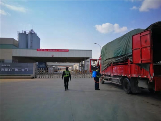 2.图为检查组到康师傅（昆明）方便食品有限公司检查时，工作人员正在对外来车辆进行全方位消毒。.jpg