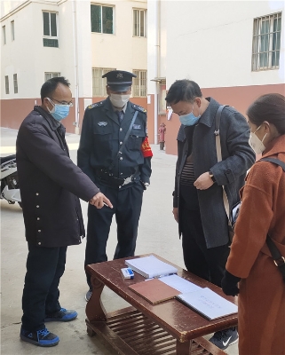 4.检查组到嵩阳街道民乐园公租房小区对外来人员排查情况进行检查。.jpg