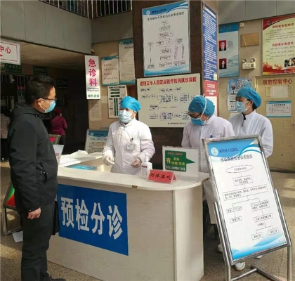 5.检查组到嵩明县人民医院查看发热病人预检分诊、医用防护物资、应急处置等情况。.jpg