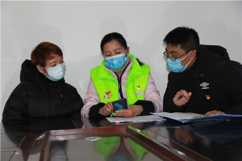 4督查检查组查看基层利用媒体平台对群众疫情防控宣传情况.jpg