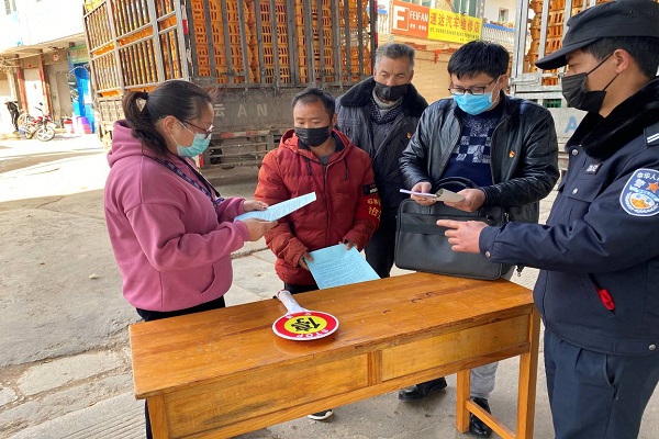 检查组到北大村集镇检查牲禽运输情况.jpg