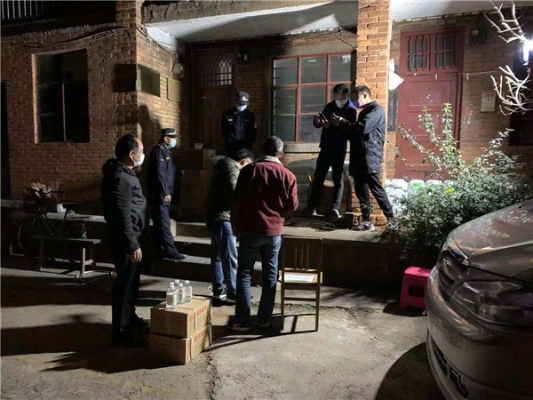3.连夜向基层单位发放防疫物资.jpg