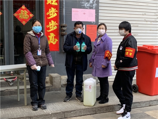 6.区委区直机关工委到基层卡点发放防疫物资、慰问群众.jpg