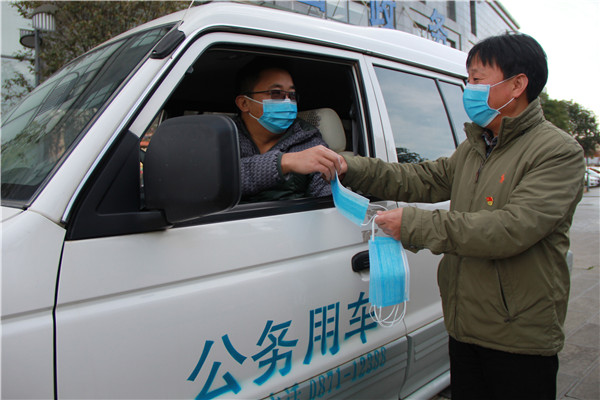 8.为深入防疫一线的党员干部发放口罩.jpg