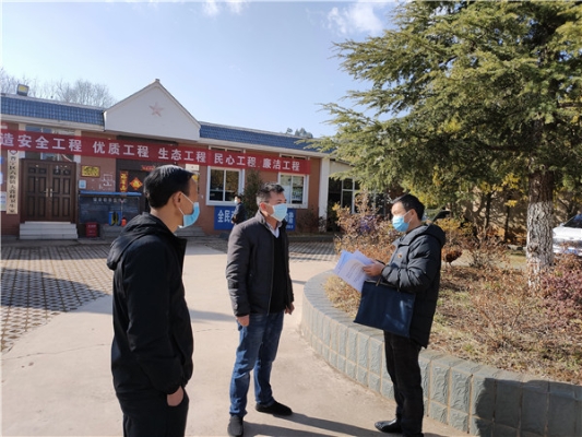 第一检查组到六街镇与滇中饮水工程负责人了解疫情防控相关工作 (2)_副本.jpg