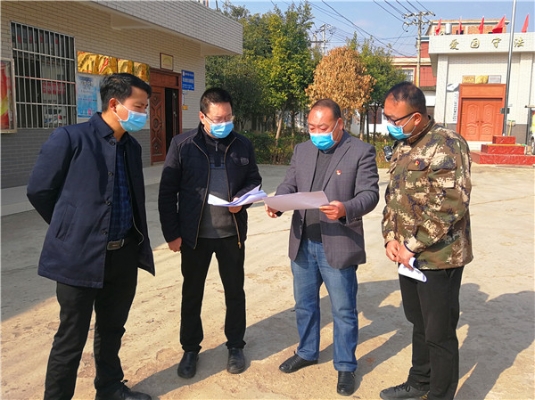 1. 县委常委、县纪委书记、县监委代理主任徐斌到杨林镇镇张官营村委会检查指导疫情防控工作。（杨福）_副本.jpg