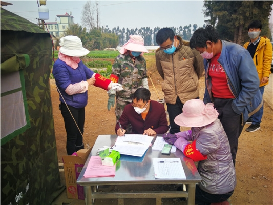 2.嵩明县纪检干部到牛栏江镇村级值守卡点监督检查，并按要求进行排查登记。（李青）_副本.jpg