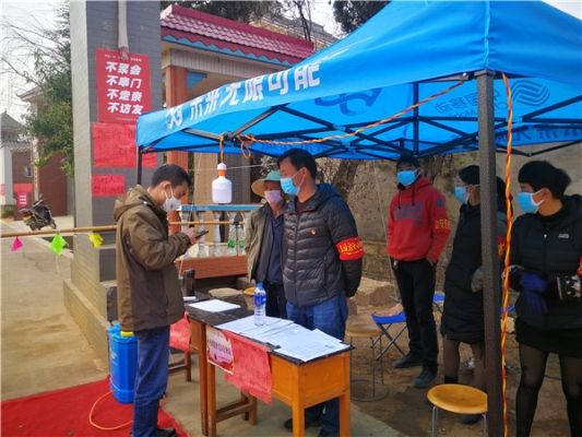 3.嵩明县纪检干部到所负责包保的嵩阳街道龙街居委会河北村居民小组劝返点，向小组干部了解信息录入情况并仔细核对。（戴康映）_副本.jpg
