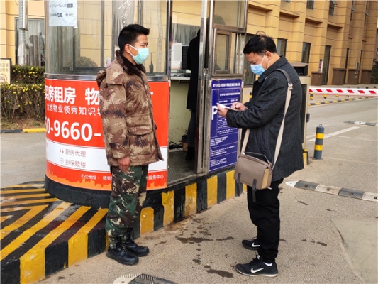 4.嵩明县纪检干部对进入职教基地管委会公租房外来人员摸排、车辆登记情况进行检查核实。（汪洋）_副本.jpg