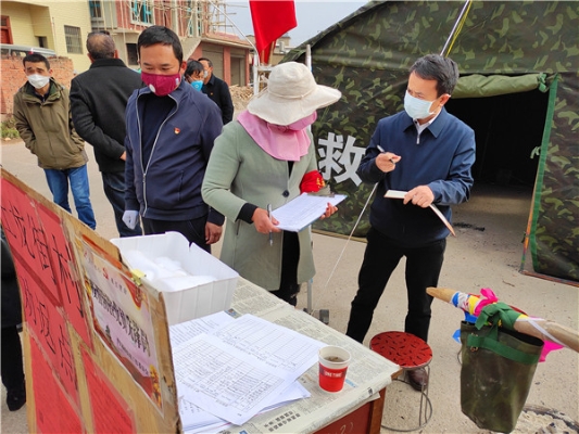 5.嵩明县纪检干部到嵩阳街道龙街社区居委会开展监督检查，仔细了解进村人员、车辆登记、消毒、测温、劝返等工作情况。（杨兆波）_副本.jpg