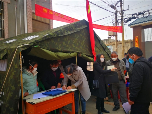 7.嵩明县纪检干部到嵩阳街道龙街社区居委会朱徐村居民小组和龙堡村居民小组共同的村口劝返点，向小组干部了解该村疫情防控工作开展情况，并详细记录着。（李世伟）_副本.jpg