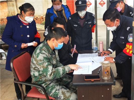 10.嵩明县纪检干部到挂钩的布能社区海北村劝返点督查疫情防控工作，检查出入人员、车辆登记及工作人员履职情况。（张伟家）_副本.jpg