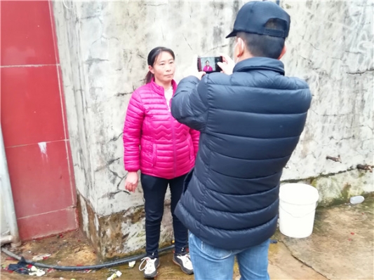 11.嵩明县纪检干部到所负责包保的普渡社区居委会小陡地小组开展一线基础要素信息排查，录入居民信息。（李黎辉）_副本.jpg
