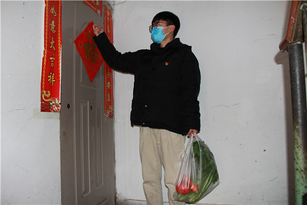 5.为老人送食品到家.jpg