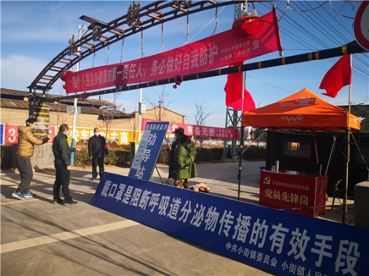 2.在确诊首例新型冠状病毒感染的肺炎患者后，嵩明县纪检干部第一时间深入确诊患者所在镇村“第一线”，督促各级党组织和党员干部落实好防控责任。（何香）.jpg